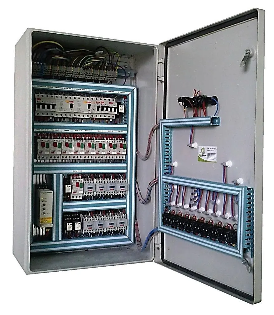Cuadro industrial abierto con las protecciones y el cableado en canaleta