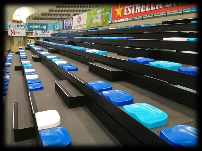 Graderío retráctil con el balizado LED encendido en los peldaños