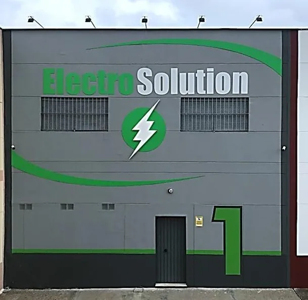 Fachada de la nave 1 de ElectroSolution en Plaza Central