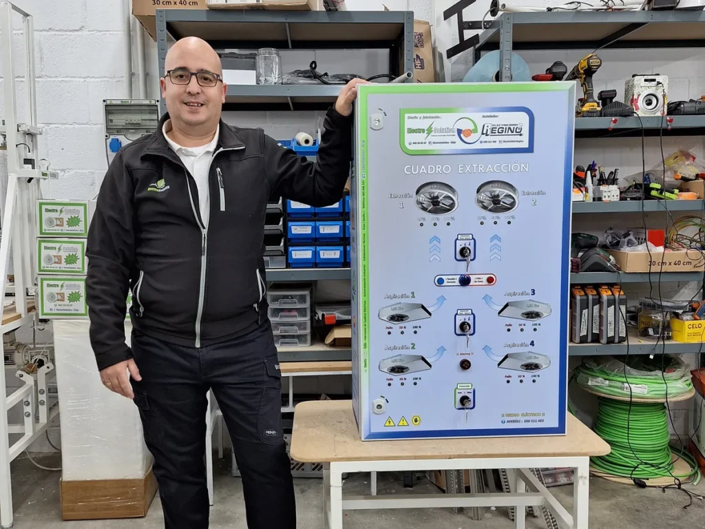 Cuadro de extracción con el frontal rotulado en vinilo, junto a un técnico de ElectroSolution
