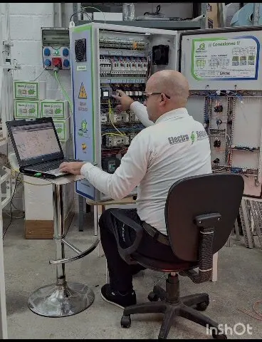 Técnico de ElectroSolution con el portátil junto a un cuadro abierto